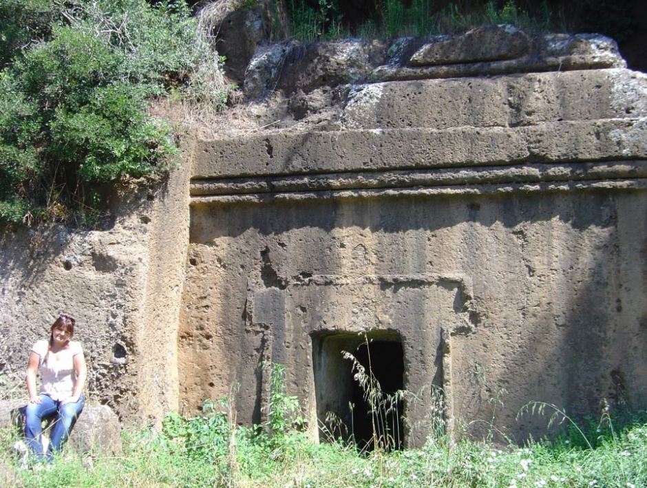 Davanti ad una tomba etrusca a Blera (VT)