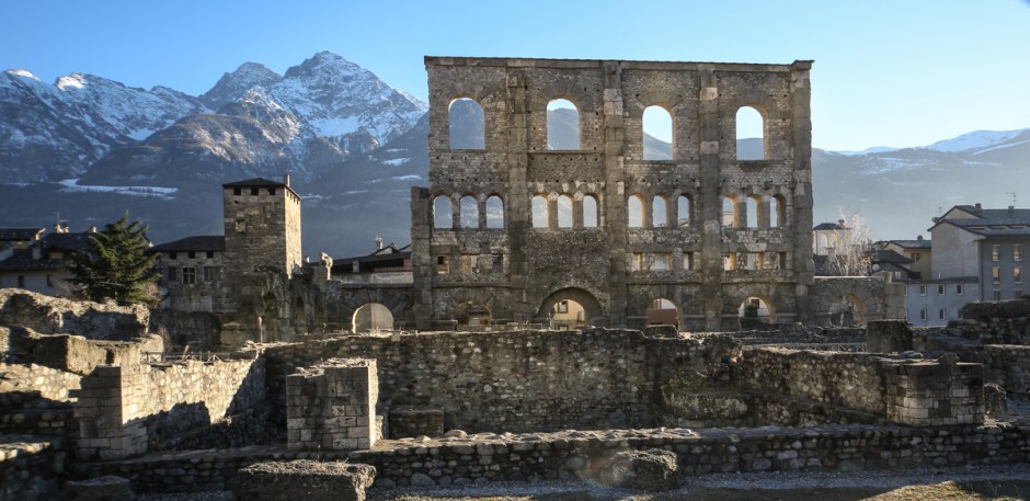 L'area del teatro romano. Sullo sfondo le cime del Mont Emilius e della Becca di Nona. Foto: Enrico Romanzi