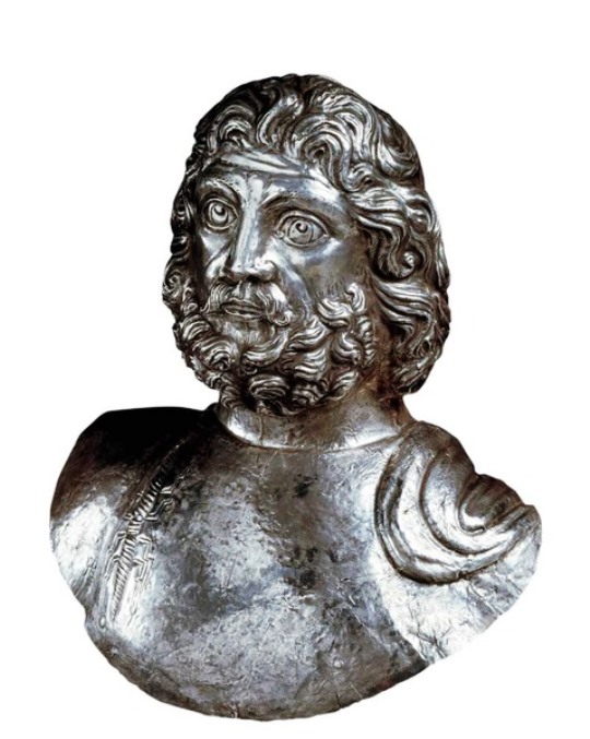 Il busto in argento di Giove Graio rinvenuto al Piccolo S. Bernardo (regione.vda)