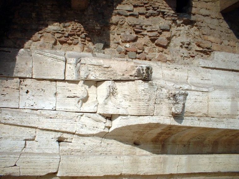 Il rilievo raffigurante il dio Esculapio col bastone e il serpente sulla prua della nave che diede origine all'isola Tiberina (isolatiberina.it)