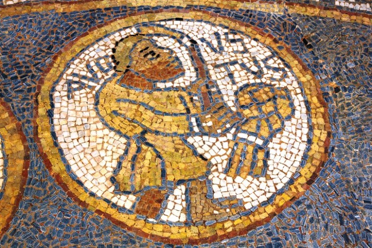 Agosto. Mosaico inferiore della Cattedrale di Aosta (foto di Enrico Romanzi)