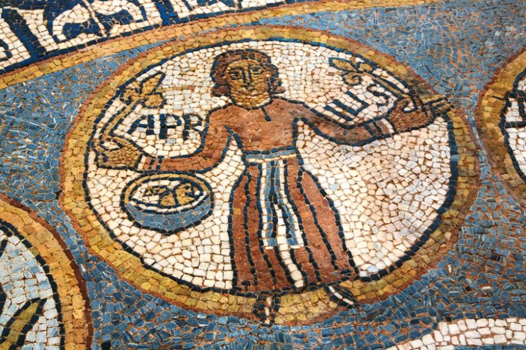 Aprile. Mosaico inferiore della Cattedrale di Aosta (foto di Enrico Romanzi)