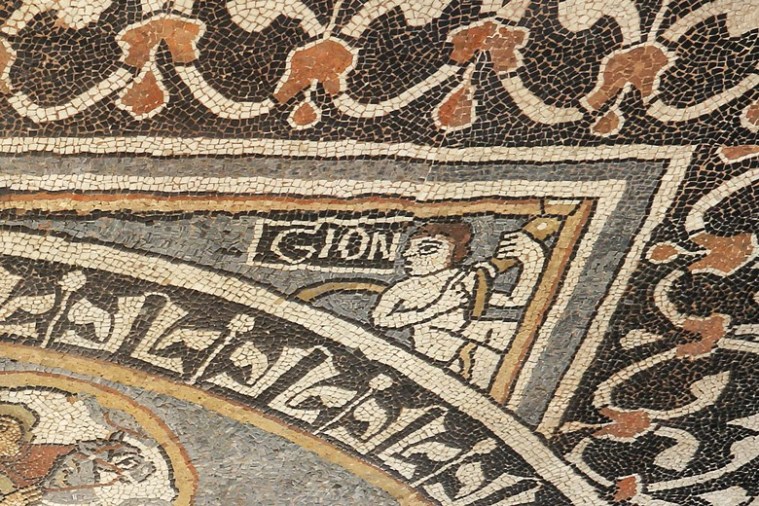 Il fiume Gion. Mosaico inferiore della Cattedrale di Aosta. (foto di Enrico Romanzi)