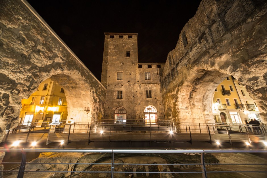 La Porta Praetoria di sera (Foto: Enrico Romanzi)