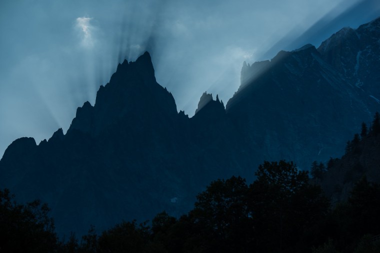L'Aiguille Noire du Peuterey in Val Veny. (da: www.jeromebiols.com)
