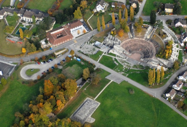 Teatro e tempio "indigeno" romanizzato (da www.augustaraurica.ch)