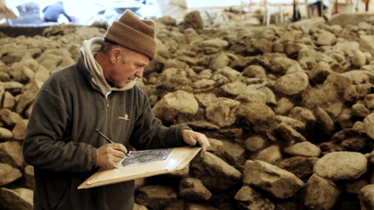 L'archeologo David Wicks verifica il rilievo del tumulo (Akhet-Stevanon)