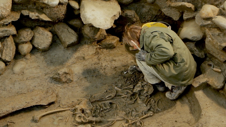 L'osteoarcheologo Ian Marsden al lavoro sulla sepoltura (Akhet-Stevanon)