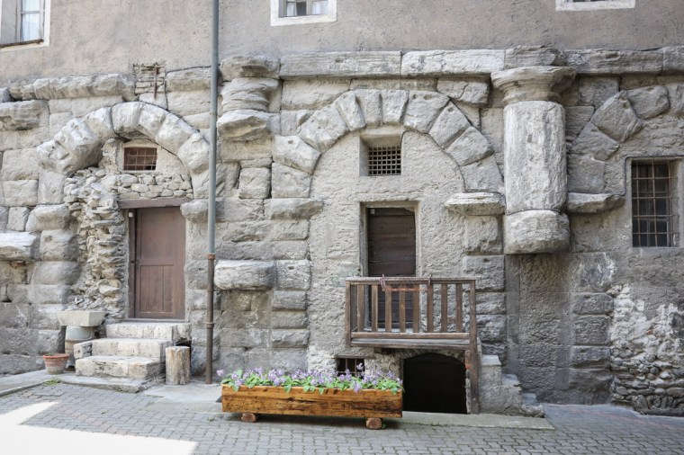 Le arcate superstiti all'interno del convento (Foto di Enrico Romanzi)
