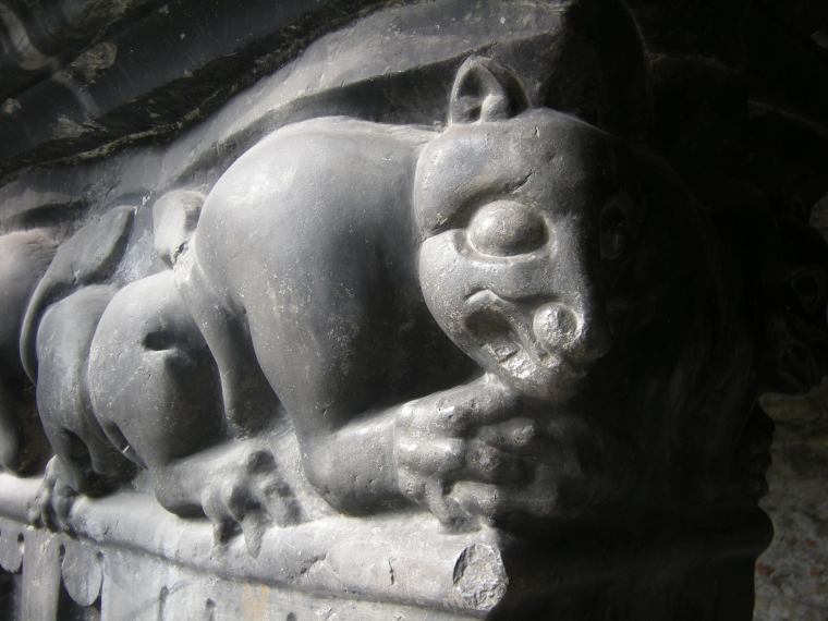 Animali fantastici del capitello del pilastro angolare nord-orientale (Foto di Donato Arcaro)