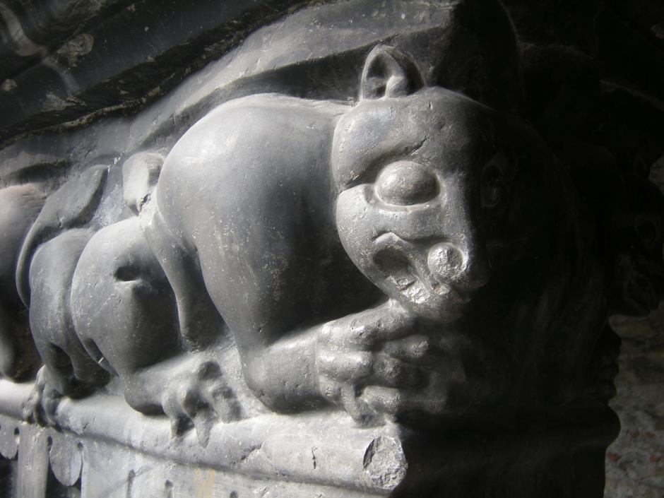 Animali fantastici del capitello del pilastro angolare nord-orientale (Foto di Donato Arcaro)