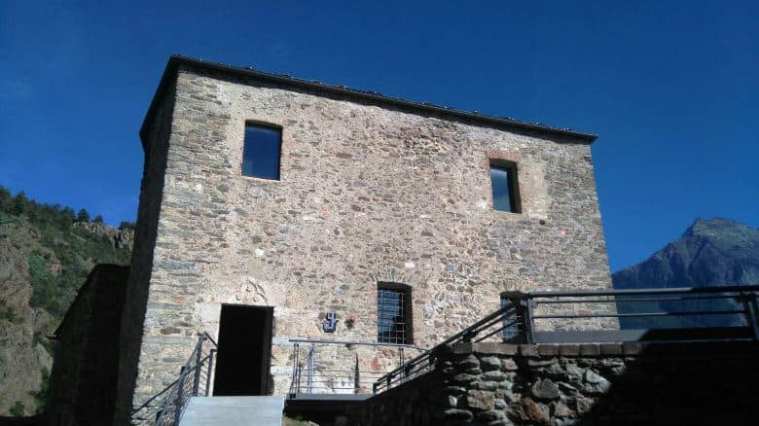 L'ingresso del donjon del castello di Quart (foto: S. Bertarione)