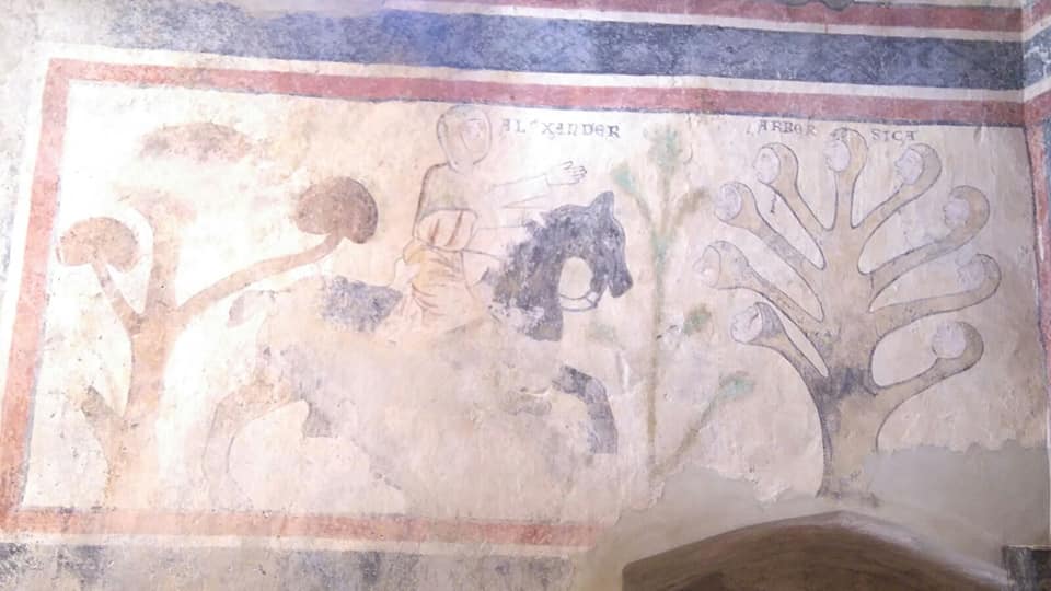 A destra: raffigurazione dell'arbor sica coi suoi nove volti nel donjon del castello di Quart (foto: S. Bertarione)