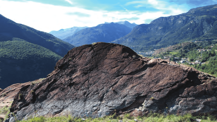la-prima-roccia-incisa-di-chenal-foto-a-arcaro