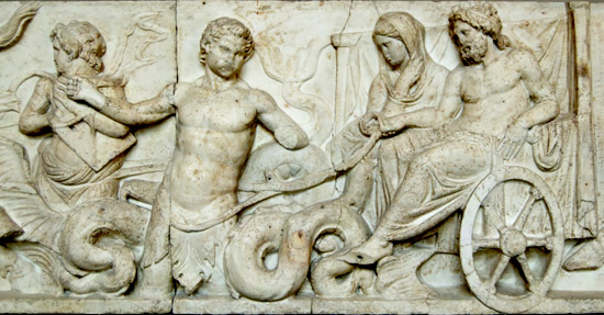 Parte del fregio dell'altare di Domizio Aenobarbo col corteo nuziale di Nettuno e Anfitrite su un carro marino trainato da un Tritone (II secolo a.C.).