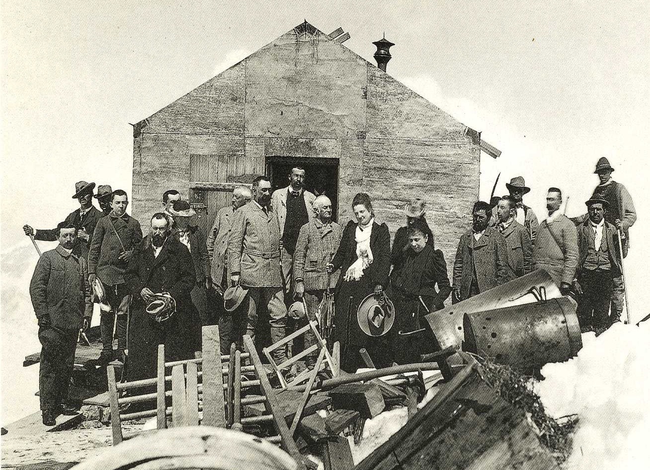 La regina Margherita raggiunge la Capanna a lei intitolata a 4554 metri di quota