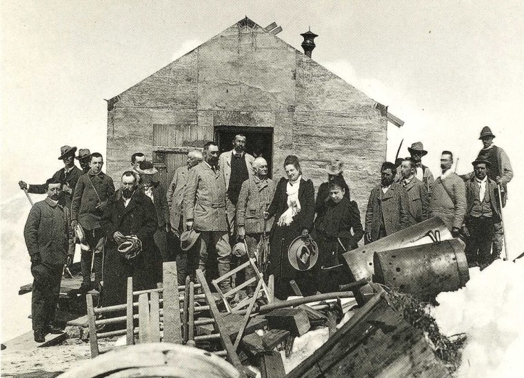 La regina Margherita raggiunge la Capanna a lei intitolata a 4554 metri di quota