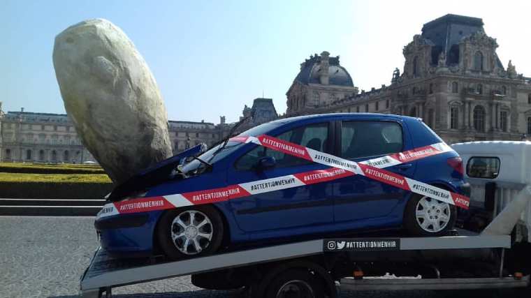 Auto colpita da un misterioso megalite in centro a Parigi- da lebonbon.fr