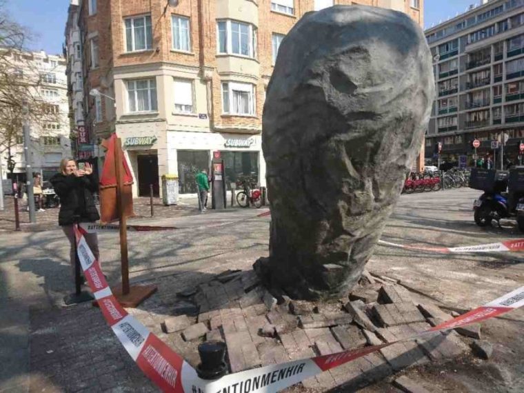 Lille-cest-quoi-ce-menhir-place-Richebé--854x641