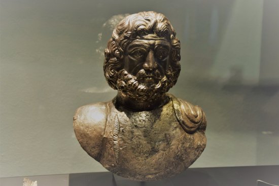 Busto di Giove Graio in argento sbalzato, rinvenuto sul Colle del Piccolo San Bernardo, associato a un ricco corredo rituale.
