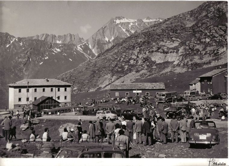 Aosta-Gran San Bernardo. Spettatori assiepati a Fonteinte, 1955-foto Moisio
