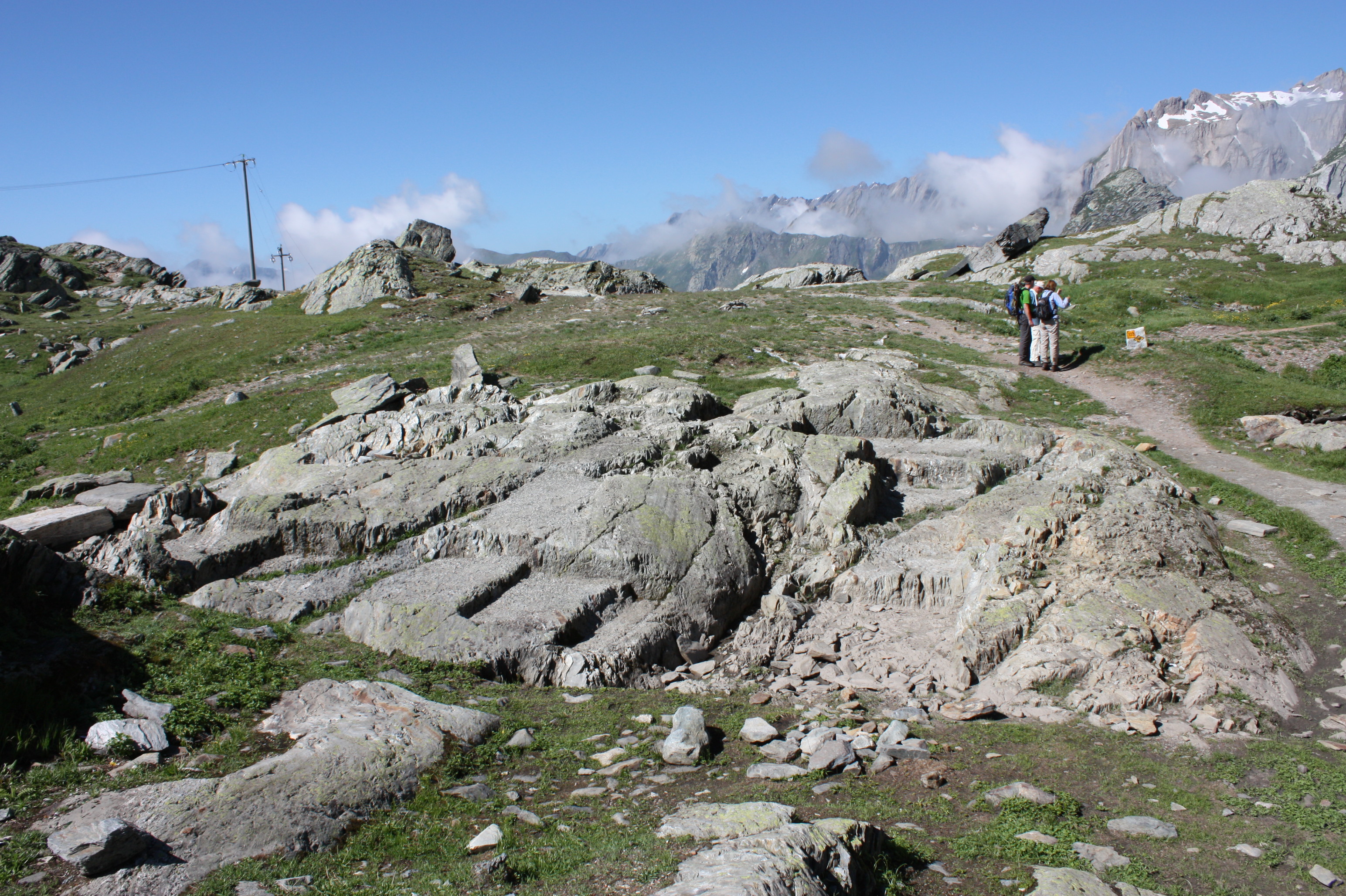 Tracce del tempio di Giove Pennino incassato nella roccia (foto S. Bertarione)