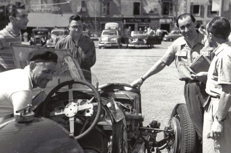 Aosta-Gran San Bernardo. Verifiche tecniche in piazza Chanoux ad Aosta-1951 (foto concessa da Massimo Acerbi)