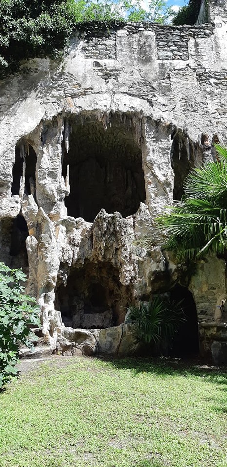 La grotta artificiale di gusto romantico nel giardino