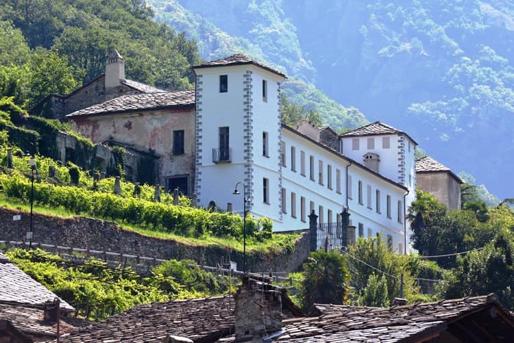 Chateau Vallaise di Arnad dopo il restauro della facciata
