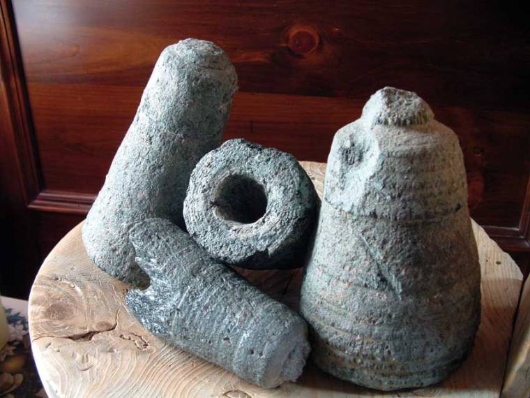 Coni di pietra ollare, scarti di tornitura (Rivista Environnement)
