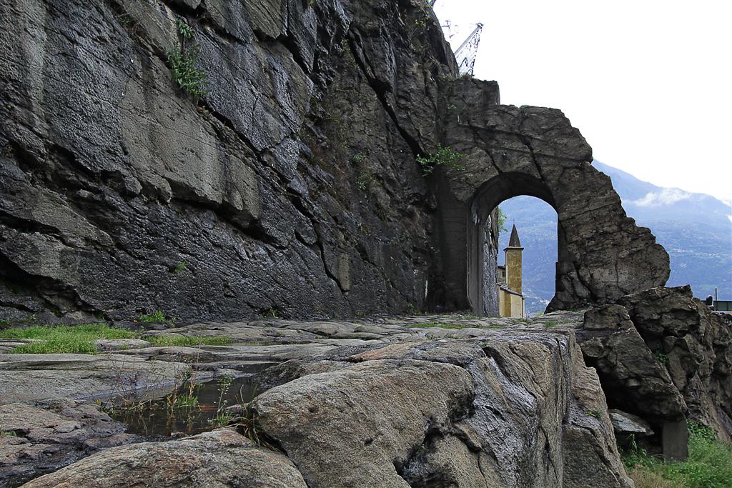 Donnas-la chiesetta di Sant'Orso fa capolino sulla strada romana (M.G.Schiapparelli)