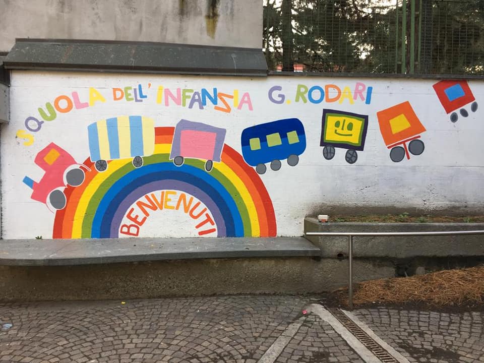 Il grande arcobaleno all'ingresso dell'asilo di Costy