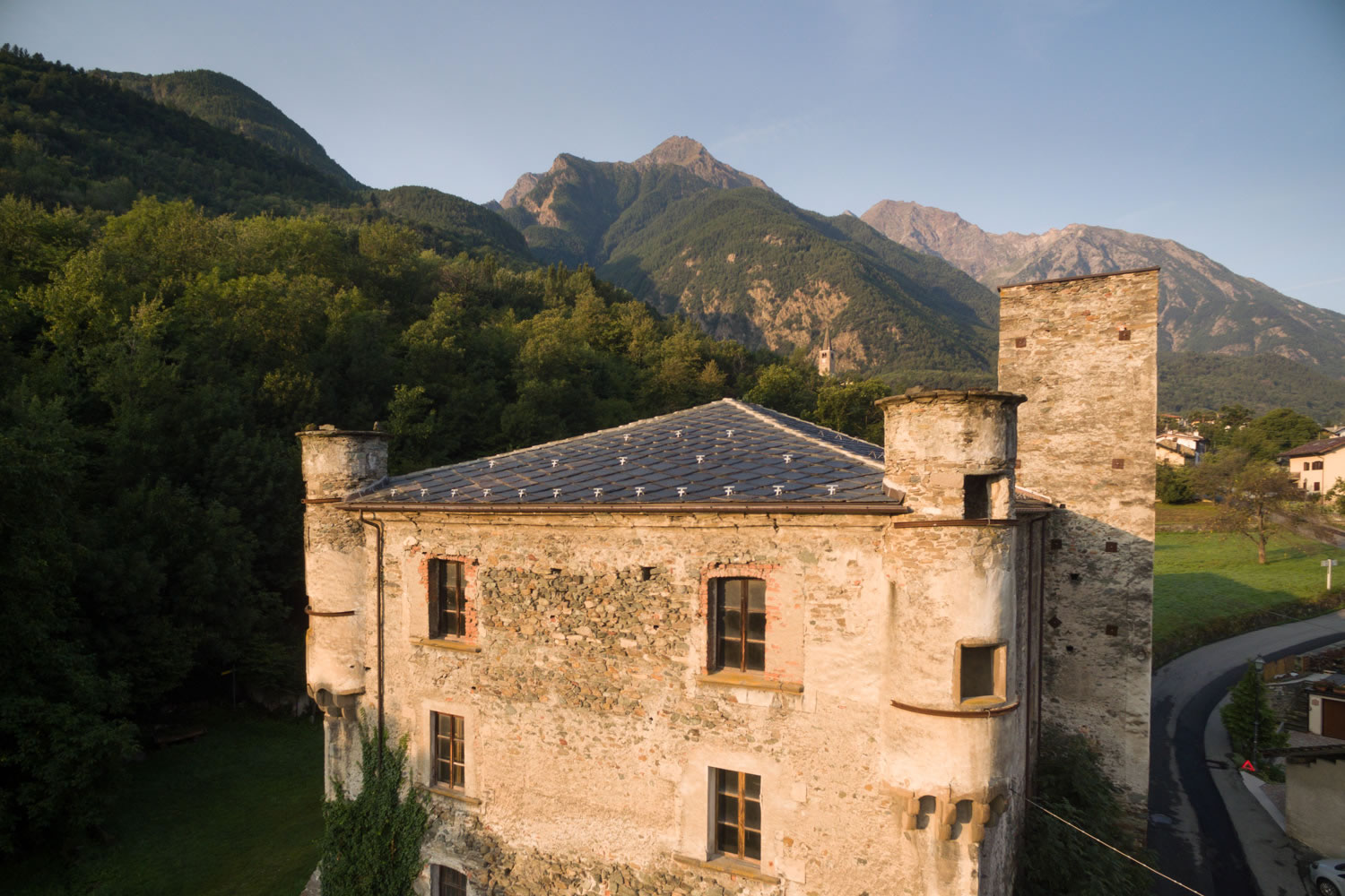 Il castello di Saint-Marcel oggi (lavori in corso) - centrovalledaosta