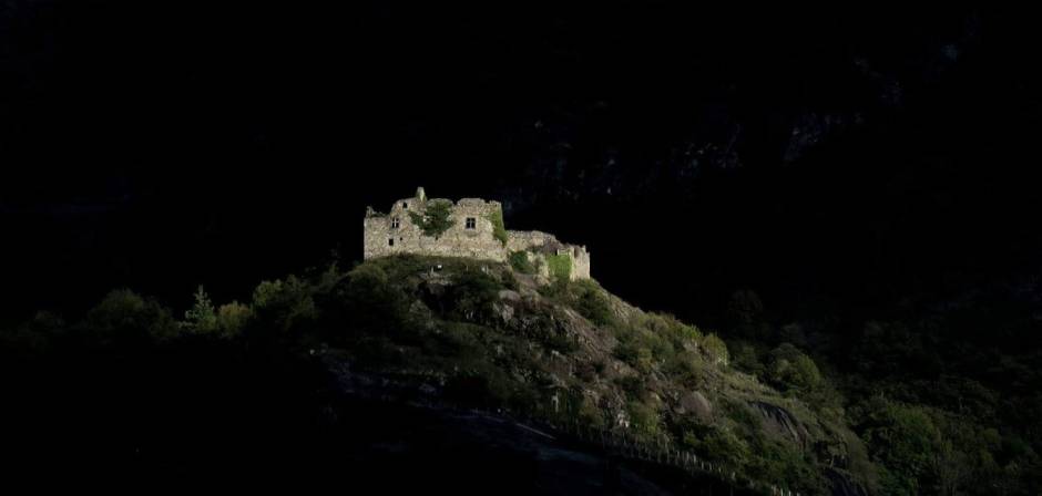 Il Castellaccio di Pont-Saint-Martin in un suggestivo contrasto di luce e buio (foto Sergio Enrico)