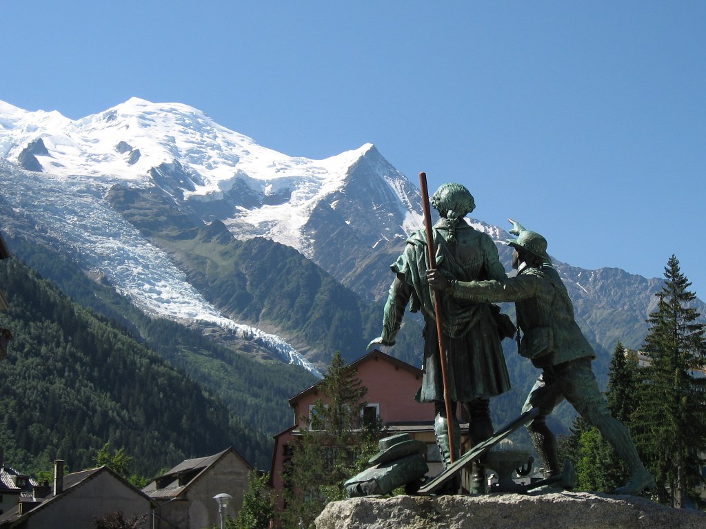 Chamonix-La statua dedicata a Balmat e Paccard