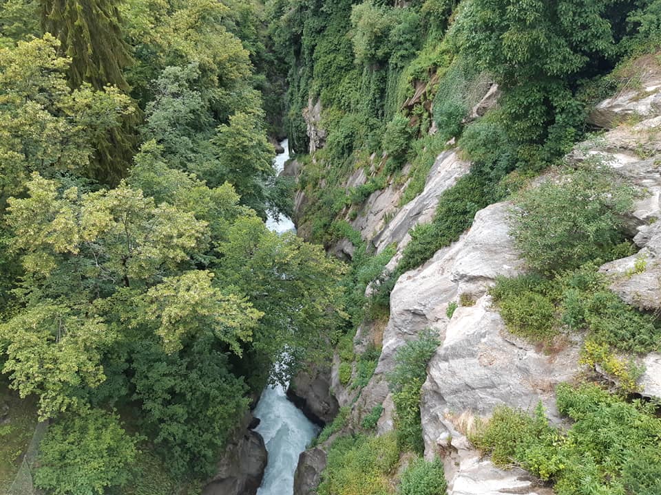Il torrente Grand Eyvia dal Pont d'Ael guardando verso nord. La sponda destra è viva roccia. (S. Bertarione)