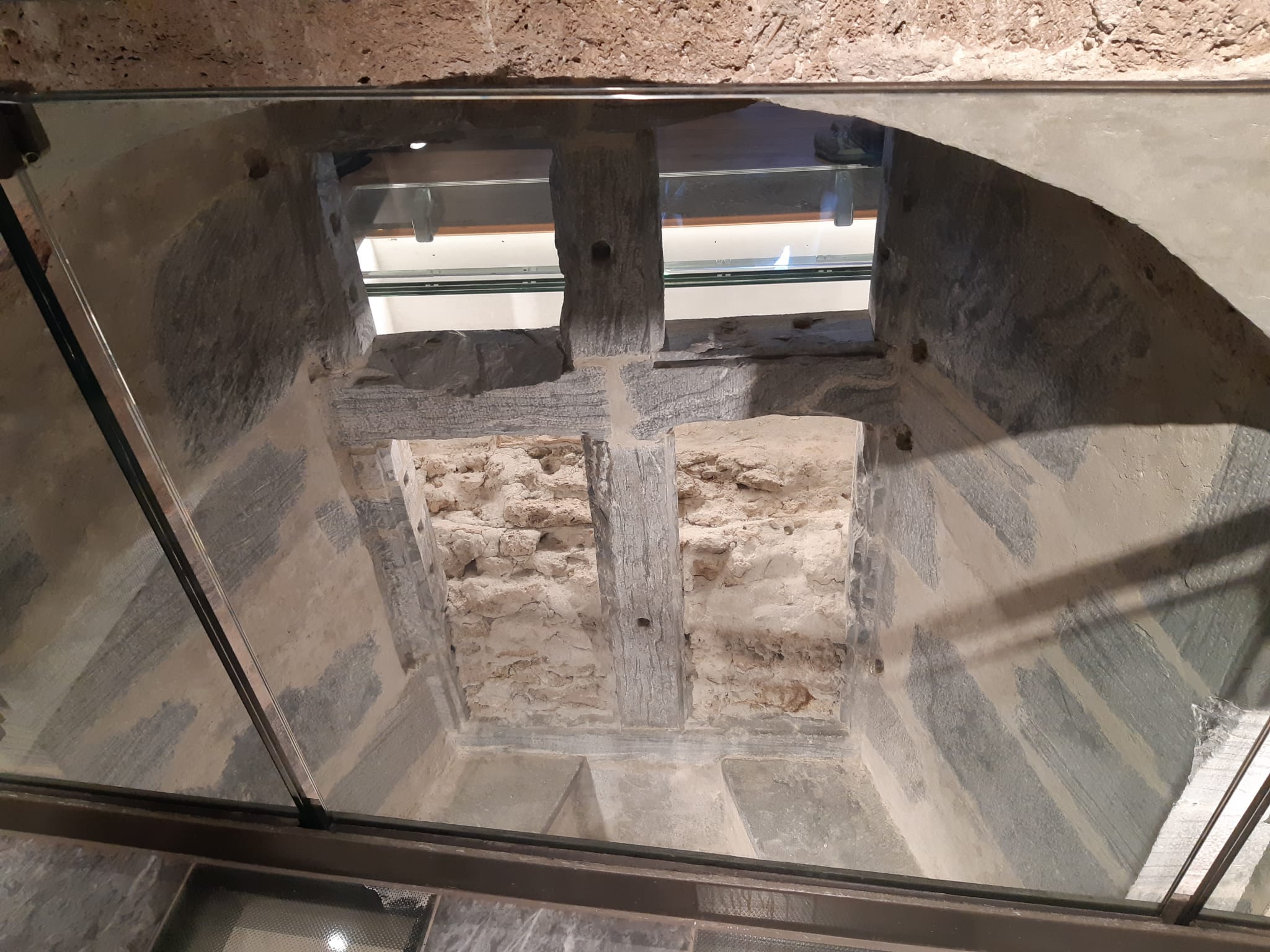 La finestra a crociera del XV secolo annegata nelle murature settecentesche